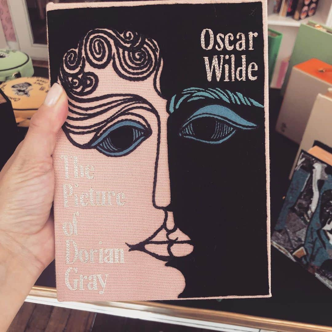 リース・ウィザースプーンさんのインスタグラム写真 - (リース・ウィザースプーンInstagram)「Evening clutches that look like books?!! 📚✨I am in love 😍 @olympialetanofficial」6月29日 22時00分 - reesewitherspoon