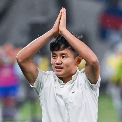 のインスタグラム：「. 古巣の両サポーターの前で感謝とお別れ （2019.06.29） . 📷Photo by @shimpeei (Soccer King) . #久保建英 #TakefusaKubo #FC東京 #FCTokyo #横浜Fマリノス #FMarinos #明治安田生命J1リーグ #Jリーグ #コトシハJガハンパナイ #JLeague #J撮り #J1 #football #サッカーキング #⚽️ #サッカー」