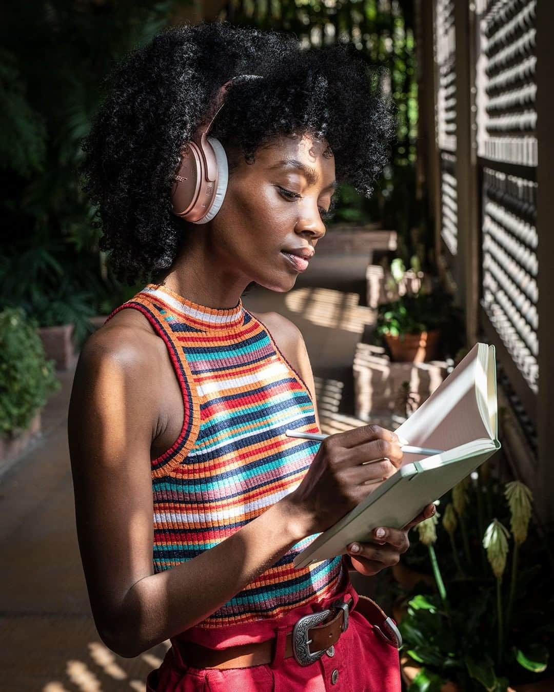 BOSEさんのインスタグラム写真 - (BOSEInstagram)「Music soothes the soul. Writing soothes the mind. Share your favorite ways to unwind below 👇 ​#SelfCare #QC35 II​」6月29日 22時01分 - bose