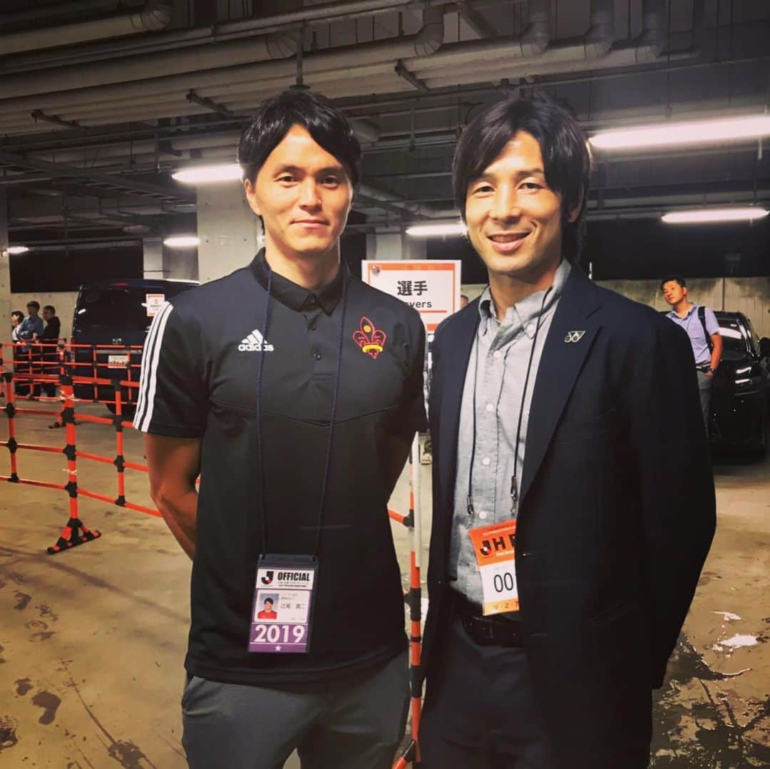 辻尾真二のインスタグラム：「今日の大宮戦を解説した大学の先輩、柴村直弥さん。 ポーランドやラトビア、ウズベキスタン等でプレーした異色のキャリアの持ち主です。 そして清水同期入団、大前の元ちゃん。 可愛いですね。 #柴村直弥 #中央大学 #ロシア語喋れるらしい #トリリンガル #毛は濃いめ #大前元紀 #同期入団 #素敵な笑顔」