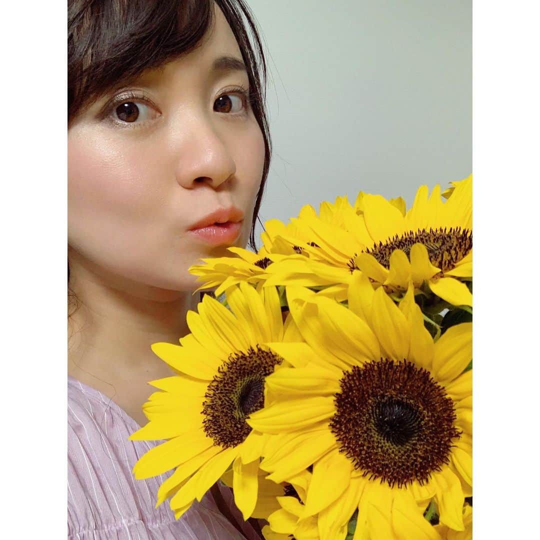 繁田美貴さんのインスタグラム写真 - (繁田美貴Instagram)「*＊ 梅雨空でも、 この子達のおかげで気分は な・つ〜☀️ #ひまわり #ヒマワリ #向日葵 #🌻 #スタジオに飾られていたお花 #頂いてきました♪」6月29日 22時05分 - handa_miki