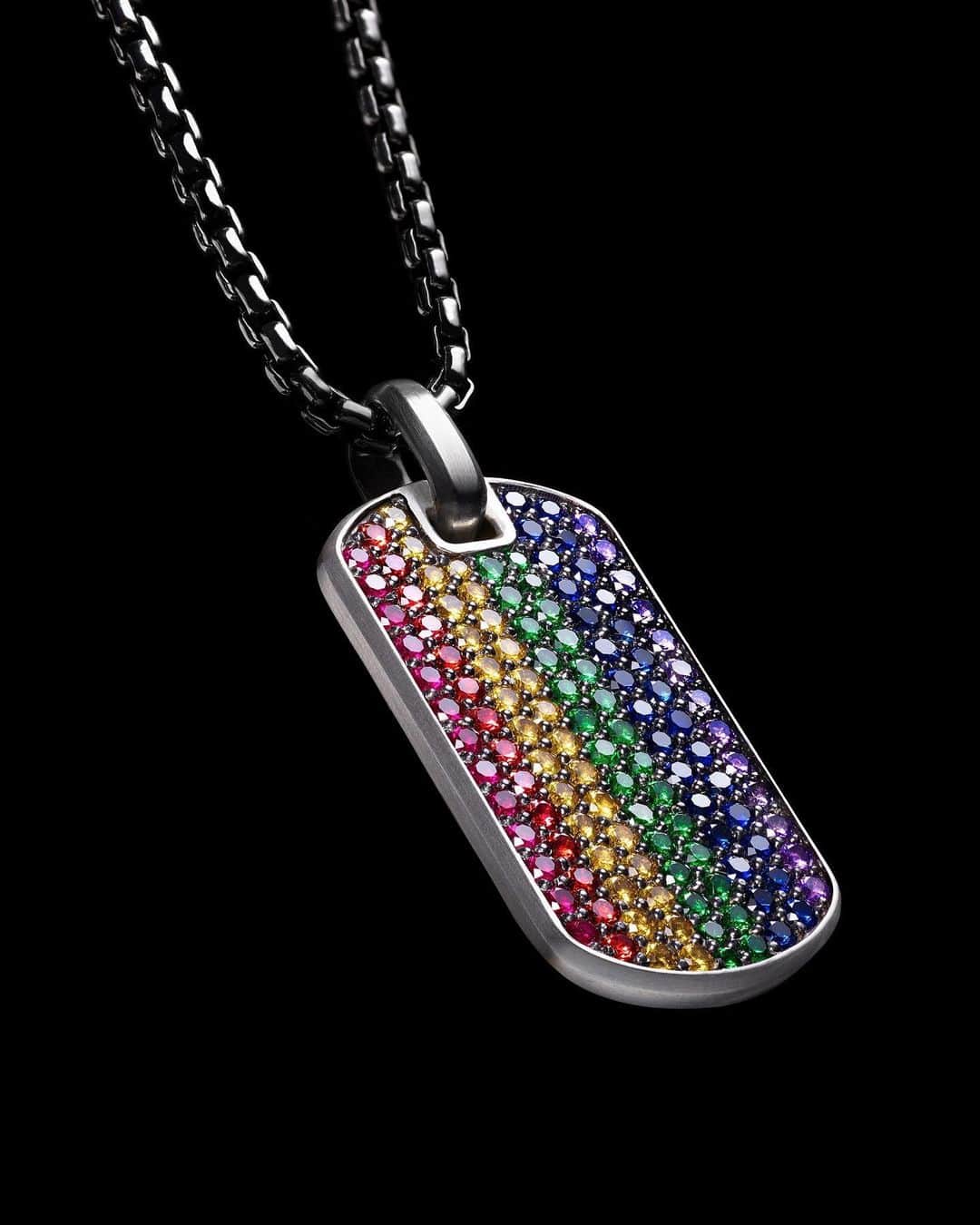 デビッドヤーマンのインスタグラム：「Rock #Pride. Our new limited-edition tag is hand set with rubies, tsavorites and orange, yellow, blue and purple sapphires. #linkinbio」