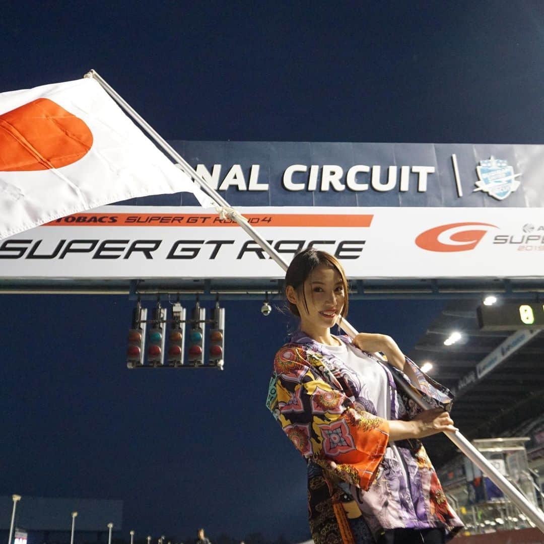 蒼怜奈のインスタグラム：「明日はスーパーGT第4戦 タイ300kmレースが行われます。  スタート進行では国旗を持って行進します！  #supergt #racequeen #race #chang  #changinternationalcircuit #thailand #japan #レースクイーン #釣りガール #kb2019 #あおいれいな #蒼怜奈」