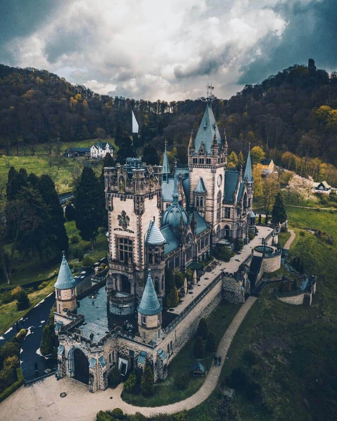 Discoveryさんのインスタグラム写真 - (DiscoveryInstagram)「“Have you ever wished to see a fairy tale come to life?” 📸 + caption by Marcel Siebert (@_marcelsiebert) . . . . #photography #photooftheday #explore #naturephotography #nature #potd #travelIG #wow #wow #Drachenfels #castle #roadtrip #travel #weekend」6月29日 22時21分 - discovery