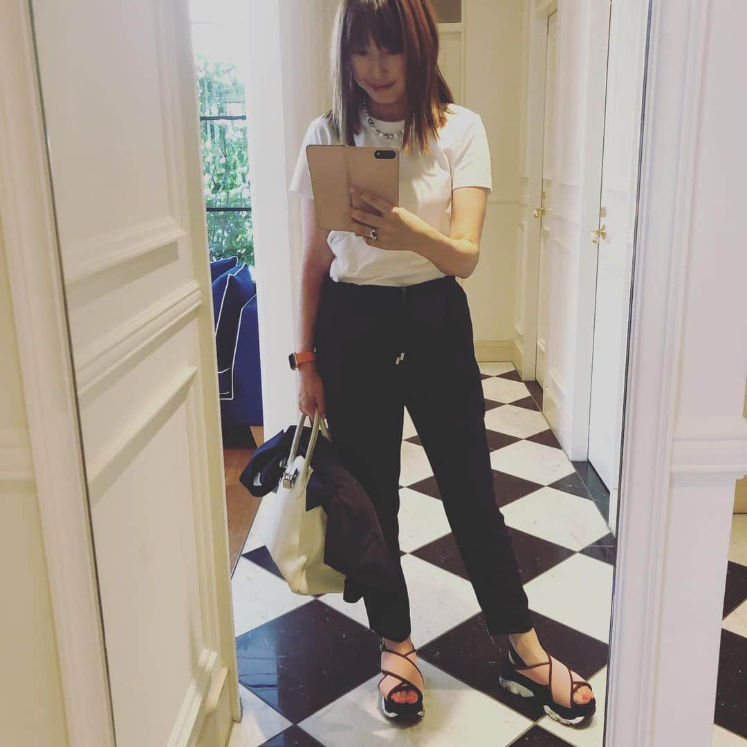 のインスタグラム：「昨日の私😆 打ち合わせがあったので、ジャケットもプラスして💕 Tシャツはサイズ違いで揃えて愛用している @uniqlo の#ut 一番着ているのはLサイズです。この日もLサイズ。 シンプルな格好が一番落ち着くのに、 #青い海の伝説 を見て、また#チョンジヒョン スタイルが気になっている今日この頃😂  明日は大雨っぽいですね… 家にこもれそうなので、たまった家事ややらなくてはいけないことが一気に片付きますように💕  #ootd #fashion #zara #uniqlo #shiba_u」