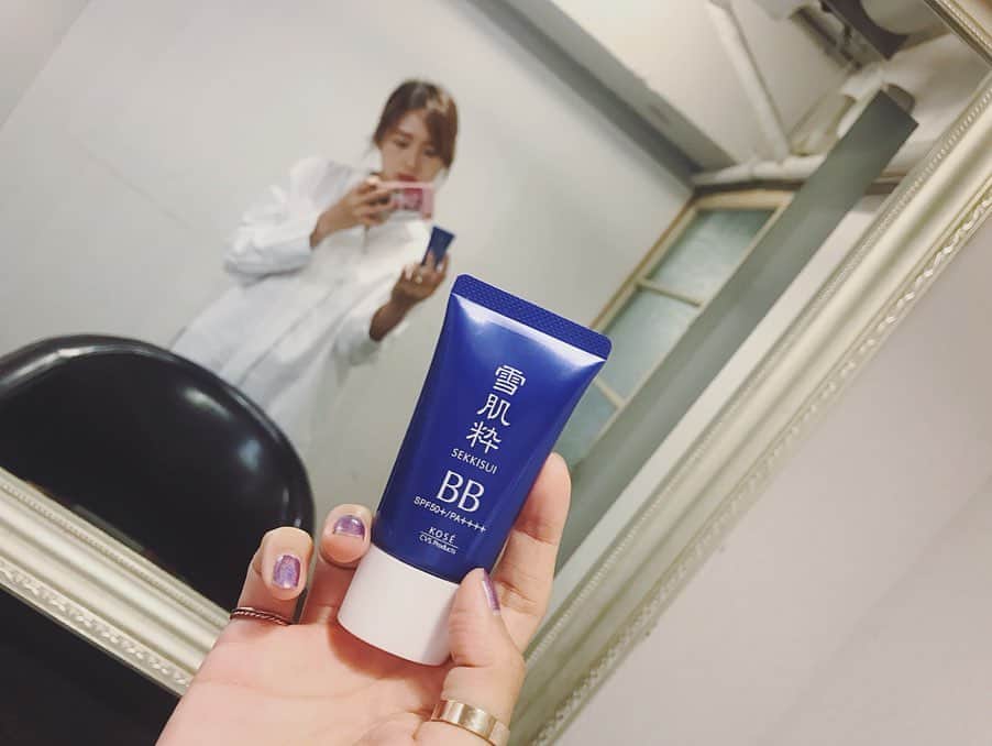 Dewi Chienさんのインスタグラム写真 - (Dewi ChienInstagram)「- 最近發現超適合我的小法寶，底妝只需要它就可以出門了～（連黑眼圈都不用另外遮！CP值超高！（最後有影片證實😌👍🏻 - 只有在日本的7-11才買的到喔💙推薦給要去玩的朋友 - #雪肌粹#雪肌粹BB霜#日本限定」6月29日 22時17分 - dewichien