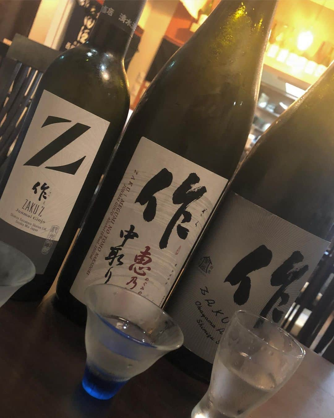 高野祐衣さんのインスタグラム写真 - (高野祐衣Instagram)「三重県【作】を飲み比べ☺︎﻿ ﻿ ﻿ 純米大吟醸﻿ ﻿ 朝のような華やかで﻿ みずみずしい香り！﻿ そしてただただ、軽い！！！﻿ 甘み、旨味はあんまり感じなかったけど﻿ これはこれでおいしい。﻿ たくさん飲んじゃうやつ！（笑）﻿ ﻿ ﻿ ﻿ 恵乃智 中取り﻿ ﻿ りんごのようなフルーティーな香り、﻿ 角のない飲み口でのどごしはキレがある！﻿ 辛口なのかなー？？﻿ ﻿ ﻿ ﻿ 純米吟醸 Z﻿ ﻿ 重厚感のあるお米の香り、﻿ ほのかなお米の味！﻿ じんわり辛口！﻿ 私はフルーティーなもの好みやから﻿ タイプじゃないな〜と思いながら﻿ ネットで調べてたら、﻿ まさかのフルーティーって書いてて﻿ むむむってなったからまた飲んでみよう！（笑）﻿ ﻿ ﻿ ﻿ ﻿ 今回飲んだ【作】は全体的に﻿ 大人なかんじ？落ち着いてる印象でした！﻿ ラベルが渋くてかっこいい♡﻿ ﻿ ﻿ ﻿ ﻿ #日本酒 #日本酒女子﻿ #作 #純米大吟醸 #恵乃智 #中取り ﻿ #純米吟醸 #三重県 ﻿ #清水清三郎商店 #飲み比べ﻿ #ゆいぽんしゅ #sake﻿」6月29日 22時17分 - yuipooon12_06