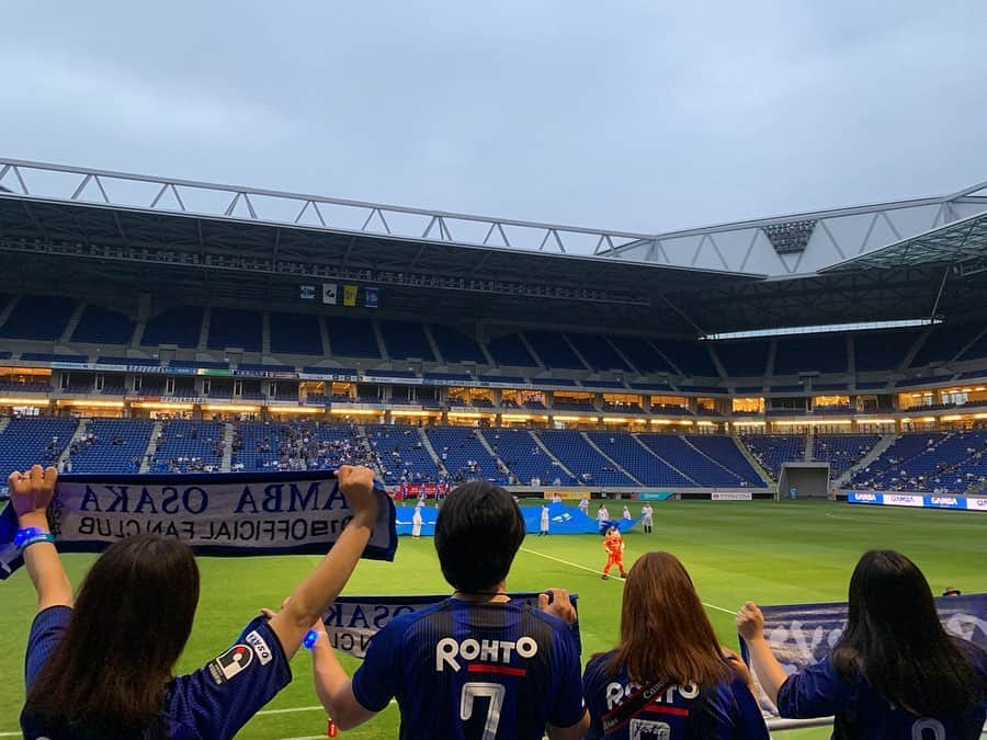 陽菜えみるさんのインスタグラム写真 - (陽菜えみるInstagram)「. ルヴァンカップ⚽️💫✨ ガンバ大阪 vs V・ファーレン長崎 観に行ってきました😆🙌⭐️ . 席とピッチの距離が近過ぎて ラインアウトしたボールが 飛んできたり⚽️💥💥 この距離感でみれたのが初めてで 色んなところに気が散りました(笑) . ガンバにはつい先日🇩🇪✈️🇯🇵 宇佐美選手も帰ってきて 挨拶が観れたり🎤(2枚目) 宮本恒靖さんの監督姿がみれて テンションあがりました‼️‼️ 位置的に宮本監督は 試合中ずっと目の前にいて 現役時代の恒様と呼ばれていた 雰囲気オーラはご健在でした😳👏✨✨ . 両チームチャンスはあったものの ずっと点数入らぬまま 90分になろうとしてるところで 長崎の島田選手のゴールと アディショナルタイムで 途中出場の畑選手が決め0-2 ホームで4-1負けた長崎が この日は勝利🏆🌈✨✨ ガンバユニでの参戦だったので ちょっと寂しかったかな🤣🤣 . . #ルヴァン杯 #ルヴァンカップ #ガンバ大阪 #ガンバ #大阪 #vファーレン長崎 #vファーレン #長崎 #サッカー #jリーグ #サッカー観戦 #soccer #jleague #スポーツ好き #サッカー好き #サッカー好きな人と繋がりたい #サッカー女子 #吹田スタジアム #ユニフォーム #ユニフォーム女子 #ユニフォームマジック #パナソニックスタジアム吹田 #パナスタ #宮本恒靖 監督 #今野泰幸 選手 #遠藤保仁 選手みれなかったの残念 #サムライブルー 観てたの懐かしかった #宇佐美貴史 選手 #おかえりなさい」6月29日 22時17分 - emiru_haruna