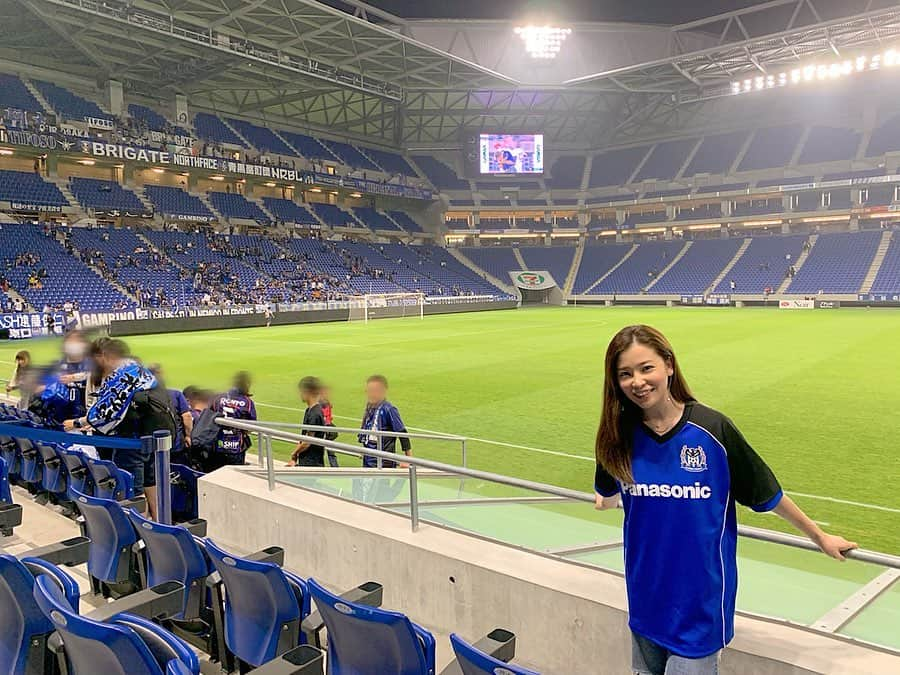 陽菜えみるさんのインスタグラム写真 - (陽菜えみるInstagram)「. ルヴァンカップ⚽️💫✨ ガンバ大阪 vs V・ファーレン長崎 観に行ってきました😆🙌⭐️ . 席とピッチの距離が近過ぎて ラインアウトしたボールが 飛んできたり⚽️💥💥 この距離感でみれたのが初めてで 色んなところに気が散りました(笑) . ガンバにはつい先日🇩🇪✈️🇯🇵 宇佐美選手も帰ってきて 挨拶が観れたり🎤(2枚目) 宮本恒靖さんの監督姿がみれて テンションあがりました‼️‼️ 位置的に宮本監督は 試合中ずっと目の前にいて 現役時代の恒様と呼ばれていた 雰囲気オーラはご健在でした😳👏✨✨ . 両チームチャンスはあったものの ずっと点数入らぬまま 90分になろうとしてるところで 長崎の島田選手のゴールと アディショナルタイムで 途中出場の畑選手が決め0-2 ホームで4-1負けた長崎が この日は勝利🏆🌈✨✨ ガンバユニでの参戦だったので ちょっと寂しかったかな🤣🤣 . . #ルヴァン杯 #ルヴァンカップ #ガンバ大阪 #ガンバ #大阪 #vファーレン長崎 #vファーレン #長崎 #サッカー #jリーグ #サッカー観戦 #soccer #jleague #スポーツ好き #サッカー好き #サッカー好きな人と繋がりたい #サッカー女子 #吹田スタジアム #ユニフォーム #ユニフォーム女子 #ユニフォームマジック #パナソニックスタジアム吹田 #パナスタ #宮本恒靖 監督 #今野泰幸 選手 #遠藤保仁 選手みれなかったの残念 #サムライブルー 観てたの懐かしかった #宇佐美貴史 選手 #おかえりなさい」6月29日 22時17分 - emiru_haruna