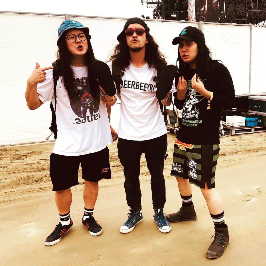 のインスタグラム：「ぷらぷら歩いていたらG-FREAK FACTORYの茂木さんとSHIMAのEGACCHOさんに遭遇して、ロン毛3人で鞍馬の間へ！わたしとEGACCHOさんはフリースロー失敗😫しかし茂木さんがきっちり決めて会場は大盛り上がりでした！やはりロン毛の大先輩には頭が上がりません😚🔆笑  #京都大作戦2019」