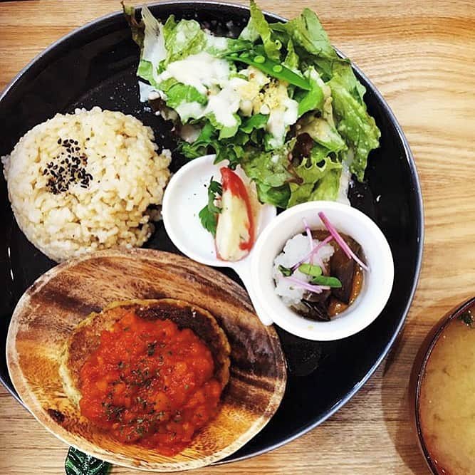 のインスタグラム：「. 美味しそうなベジバーグ🤤♡ . オーガニック料理やオーガニックドリンクを投稿する時は是非「#ベジ部」と「#todaysvege」のハッシュタグをつけて投稿してください🌿 素敵な投稿はベジ部がリポストします！ みなさんで健康な毎日をシェアしましょう😊 . ベジ部には、オーガニックの楽しさを共有する無料のコミュニティがあります♪ オーガニックに関わる情報交換や交流の場として、ぜひお気軽にご参加ください✨ 詳しくはプロフィールのURLをチェック✔️ . Repost from @fu50102505.7  今日のランチ🐷🍴 .  昨日食べたベジボウルのベジバーグが美味しかったから…メインはベジバーグをチョイス🤤✨笑 . ベジバーグはふわふわジューシー？で食べ応えがあり…玄米がよくすすみました_:(´ཀ`」💚笑 . 食後はホットの穀物コーヒーをいただきましたよー☕️✨ .  #福岡  #天神  #オーガニック  #ヴィーガン  #ヴィーガンカフェ  #ランチ  #グルメ  #グルメ好きな人と繋がりたい  #グルメな人と繋がりたい #福岡カフェ  #天神カフェ  #天神ランチ  #ワンプレートランチ  #ワンプレートごはん  #プレートごはん  #プレートランチ  #カフェ部  #カフェスタグラム  #カフェ好き #カフェ好きな人と繋がりたい  #オーガニックカフェ #置き画くら部」