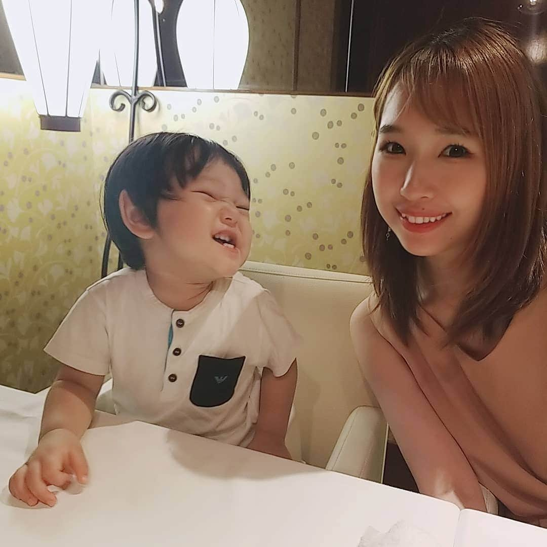 佐藤夏希さんのインスタグラム写真 - (佐藤夏希Instagram)「親子フォト♡ 最近すばるんはカメラ向けると満面の笑みをやってくれるんだけど 3枚目とか特にヤバめ。 1枚目⇒2枚目⇒3枚目…と どんどんすばるんの顔がやばくなってくる（笑） 特に教えたりしてないんだけどね😅 正真正銘の『作り笑顔』なんだけど。。。 そんなことをもう覚えてしまって すばるんの将来が不安← * * * #子連れランチ #生後15ヶ月#우리애기 #グルメ好きな人と繋がりたい#ママリ#男の子ママ#東京グルメ#ママスタグラム#子連れランチ#コドモノ#ママchan#お誕生日#happybirthdaytome#2018年3月生まれ#베비스타그램 #babystagram#아기#おすすめグルメ#ベビスタグラム #青山ランチ#青山グルメ #フォトジェニックフード#子連れ#南青山グルメ」6月29日 22時26分 - natsuki_sc7