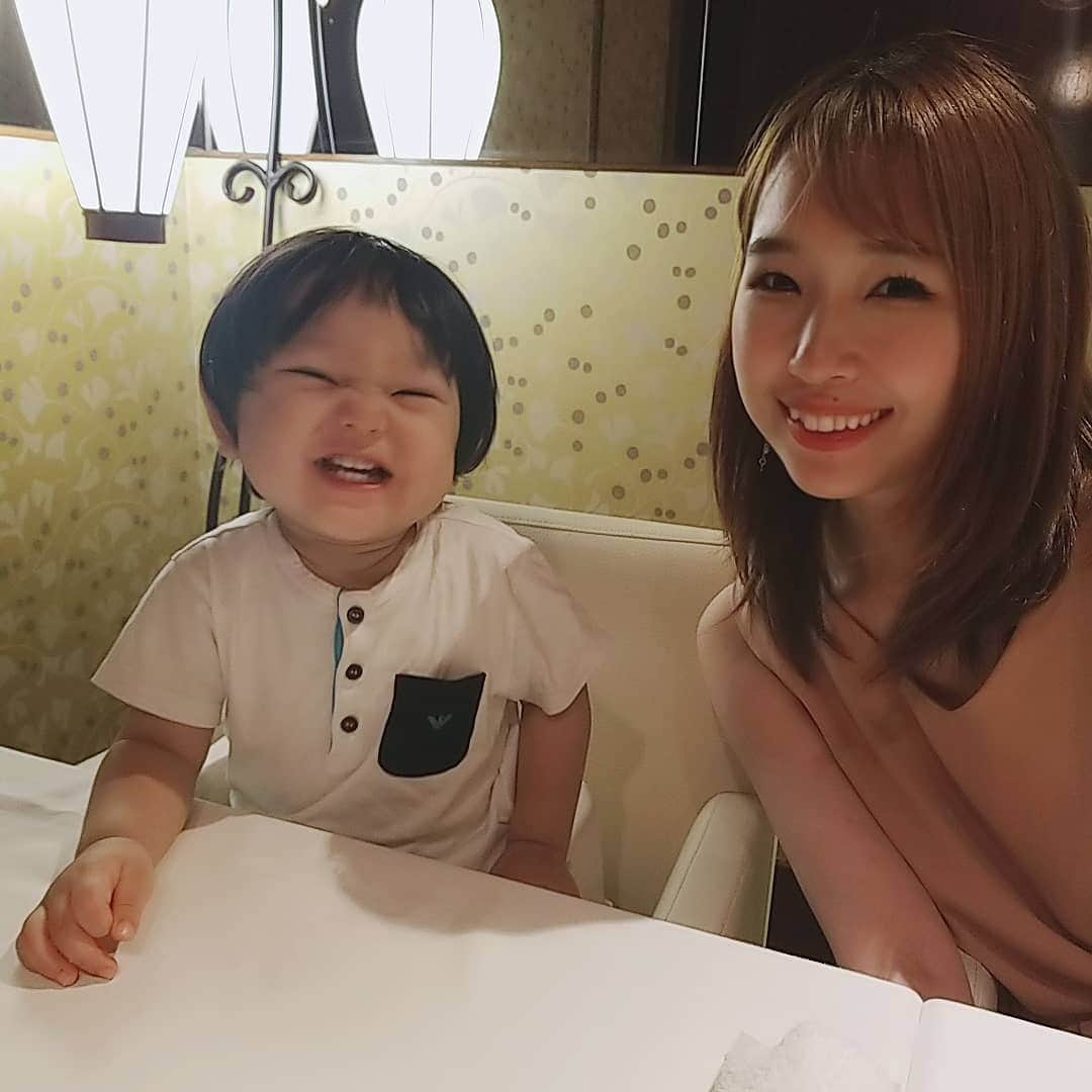 佐藤夏希さんのインスタグラム写真 - (佐藤夏希Instagram)「親子フォト♡ 最近すばるんはカメラ向けると満面の笑みをやってくれるんだけど 3枚目とか特にヤバめ。 1枚目⇒2枚目⇒3枚目…と どんどんすばるんの顔がやばくなってくる（笑） 特に教えたりしてないんだけどね😅 正真正銘の『作り笑顔』なんだけど。。。 そんなことをもう覚えてしまって すばるんの将来が不安← * * * #子連れランチ #生後15ヶ月#우리애기 #グルメ好きな人と繋がりたい#ママリ#男の子ママ#東京グルメ#ママスタグラム#子連れランチ#コドモノ#ママchan#お誕生日#happybirthdaytome#2018年3月生まれ#베비스타그램 #babystagram#아기#おすすめグルメ#ベビスタグラム #青山ランチ#青山グルメ #フォトジェニックフード#子連れ#南青山グルメ」6月29日 22時26分 - natsuki_sc7