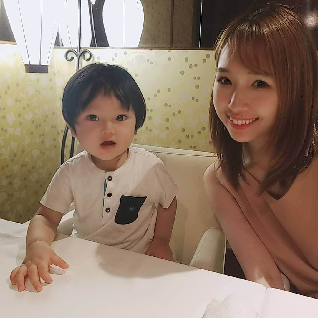 佐藤夏希さんのインスタグラム写真 - (佐藤夏希Instagram)「親子フォト♡ 最近すばるんはカメラ向けると満面の笑みをやってくれるんだけど 3枚目とか特にヤバめ。 1枚目⇒2枚目⇒3枚目…と どんどんすばるんの顔がやばくなってくる（笑） 特に教えたりしてないんだけどね😅 正真正銘の『作り笑顔』なんだけど。。。 そんなことをもう覚えてしまって すばるんの将来が不安← * * * #子連れランチ #生後15ヶ月#우리애기 #グルメ好きな人と繋がりたい#ママリ#男の子ママ#東京グルメ#ママスタグラム#子連れランチ#コドモノ#ママchan#お誕生日#happybirthdaytome#2018年3月生まれ#베비스타그램 #babystagram#아기#おすすめグルメ#ベビスタグラム #青山ランチ#青山グルメ #フォトジェニックフード#子連れ#南青山グルメ」6月29日 22時26分 - natsuki_sc7