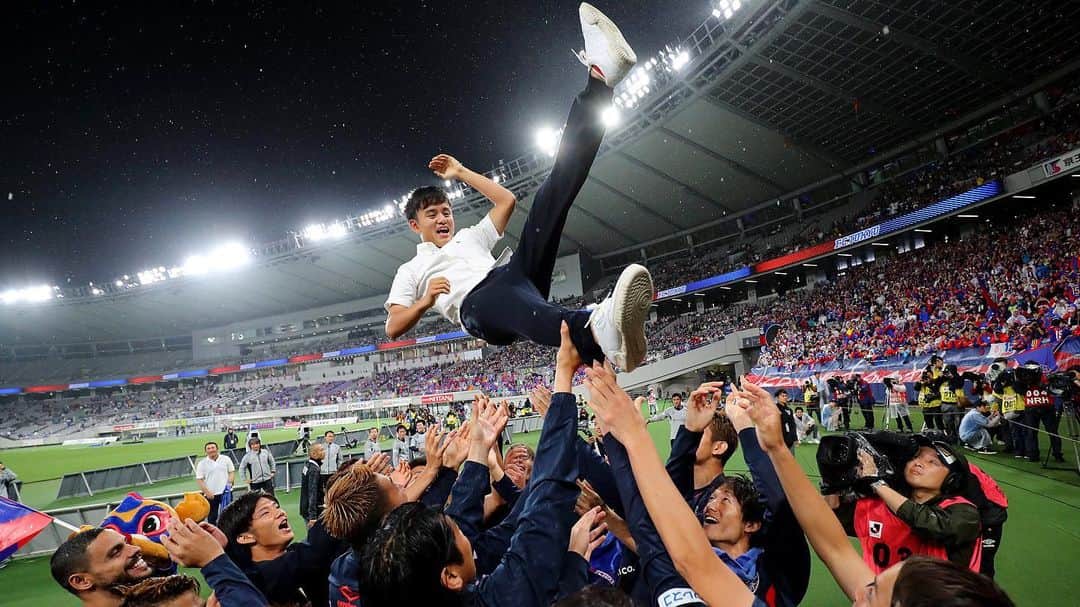 Goal Japanさんのインスタグラム写真 - (Goal JapanInstagram)「. ＼久保建英、胴上げ&笑顔でスペインへ🇪🇸／ レアル・マドリーへの加入が決まった #久保建英 が、#FC東京×#横浜Fマリノス の試合後、壮行セレモニーで両クラブのファン・サポーターへ感謝の言葉を述べた。 (Photo:J.LEAGUE) . #soccer #football #jleague #J1 #tokyo #fctokyo #fmarinos #yokohamafmarinos #takefusakubo #サッカー #フットボール #Jリーグ #コトシハJガハンパナイ #⚽️」6月29日 22時38分 - goaljapan