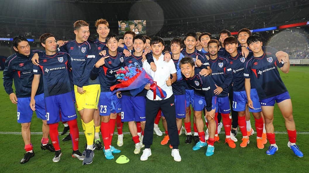 Goal Japanさんのインスタグラム写真 - (Goal JapanInstagram)「. ＼久保建英、胴上げ&笑顔でスペインへ🇪🇸／ レアル・マドリーへの加入が決まった #久保建英 が、#FC東京×#横浜Fマリノス の試合後、壮行セレモニーで両クラブのファン・サポーターへ感謝の言葉を述べた。 (Photo:J.LEAGUE) . #soccer #football #jleague #J1 #tokyo #fctokyo #fmarinos #yokohamafmarinos #takefusakubo #サッカー #フットボール #Jリーグ #コトシハJガハンパナイ #⚽️」6月29日 22時38分 - goaljapan