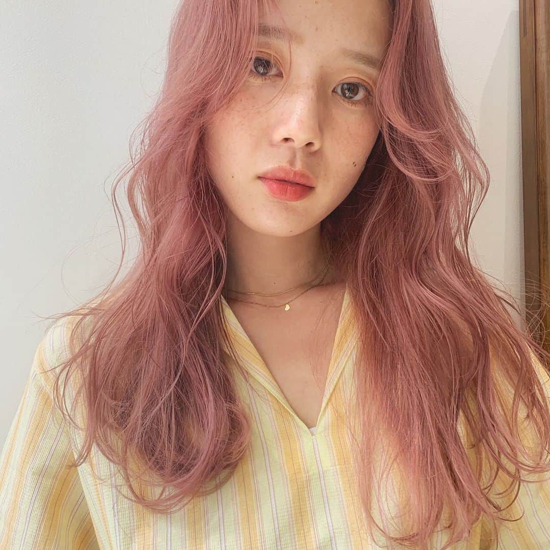 目見田早弥子のインスタグラム：「| pink🌸💞🍑 チャージしました𖦊ັ𓈒𓂂  shirt @acnestudios choker @____hundred____ , @mangata.m earring @pluiehair」