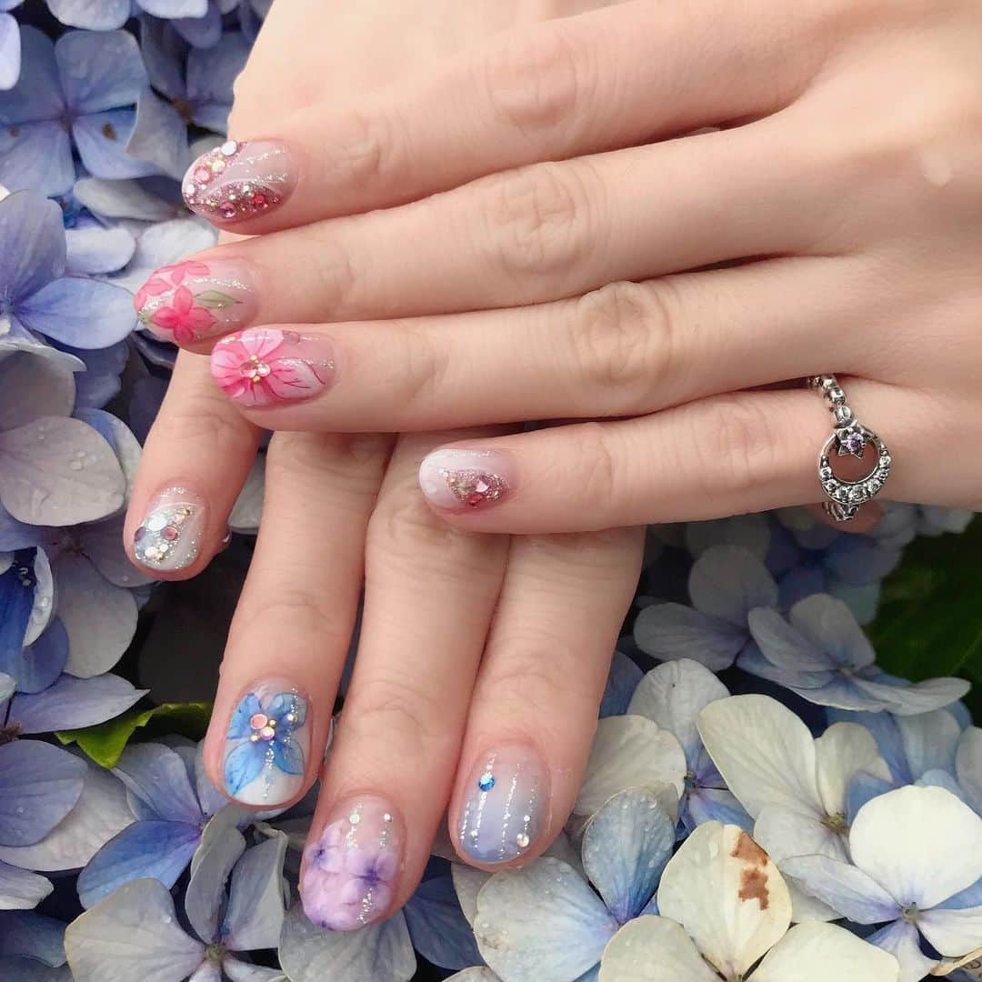 RinRinさんのインスタグラム写真 - (RinRinInstagram)「紫陽花ネイル💅🏻💠💜💙大好きの @tiito_nails の @maikoisomura にデザインした 雨☔️のあじさいネイル💖 素敵すぎ😩✨ Hydrangea Nails 💅🏻💠💜💙 awesome nails by my favorite nailist, @maikoisomura of @tiito_nails ♪ Rainy ☔️ hydrangea nails💖 love it so much 😩✨ . . 💅🏻 #rinrindollnails . . #rinrindoll #tiitonails #tokyonailsalon #futakotamagawanailsalon #japanesenailart #japanesenailsalon #japanesenail #japanesegelnails #gelnails #hydrangeanail #flowernails #東京ネイルサロン #二子玉川ネイルサロン #ジェルネイル #紫陽花ネイル #あじさいネイル #お花ネイル #ネイルアート」6月29日 22時40分 - rinrindoll