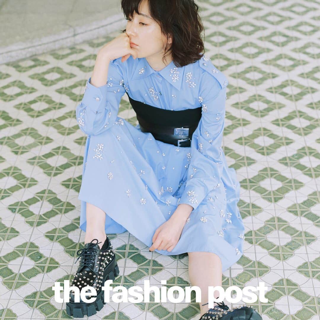The Fashion Postさんのインスタグラム写真 - (The Fashion PostInstagram)「The Fashion Post | Prada with Asami Mizukawa﻿ 水川あさみが出会う Prada (プラダ) の最新コレクション vol.3﻿ ﻿ 第3週目を飾るのは、ライトブルーのシャツとスカートのセットアップ。どうしてもカジュアルになりがちなアイテムも、Prada は乙女心をくすぐるフローラルモチーフのビジューを散らして、フォーマルなシーンにも活躍してくれること間違い無しの特別なルックに仕上げます。コルセットにレザーベルト、ナイロンベルトをレイヤードすることで、コーディネートにアクセントを効かせてくれるだけでなく、これまでに見たことのなかった立体感を実現。ウエストを絞って、コントラストを演出すれば、たちまちファッションフォワードなスタイルへアップデート完了。ロマンティックなだけじゃ物足りないという欲張りな Prada ウーマンの足元には、スタッズがハードな印象のレースアップシューズをプラス。恐れることなく相反する要素を組み合わせて、もっと大胆にファッションを味方につけてみない？﻿ ﻿ model: asami mizukawa @mizukawa_asami﻿ photographer: sophie isogai @sophieisogai﻿ stylist: mayu yauchi @mayu_yauchi﻿ hair&makeup: tamae okano @tamalin727﻿ writer: manaha hosoda @manaha_hosoda﻿ editor: daisuke yokota @daiskey﻿﻿ ﻿ #TFP #TheFashionPost﻿ #PradaEditorials #PradaPanier #MiucciaPrada #PradaPeople #Pradajewelry #プラダ #PRADA #水川あさみ #白衣の戦士」6月29日 22時44分 - tfpjp