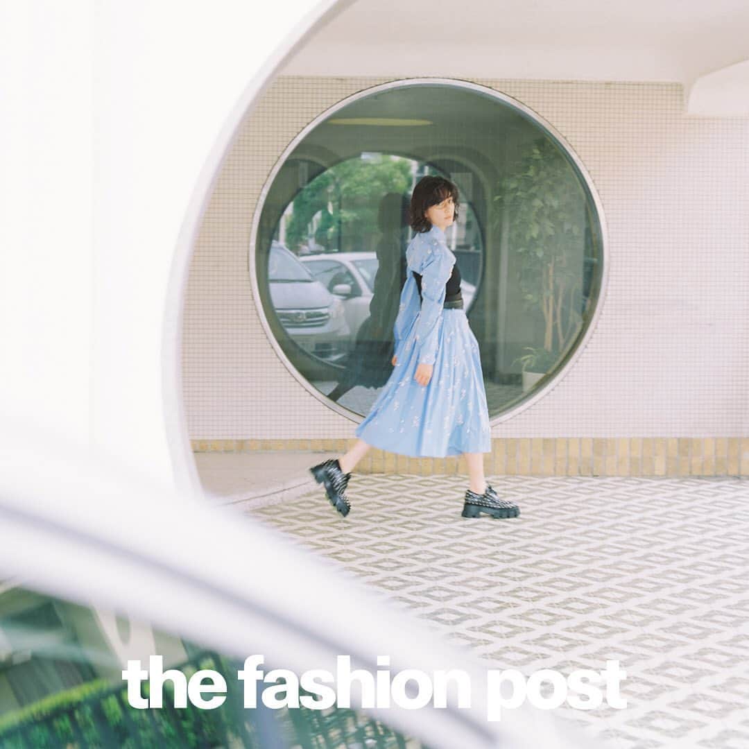 The Fashion Postさんのインスタグラム写真 - (The Fashion PostInstagram)「The Fashion Post | Prada with Asami Mizukawa﻿ 水川あさみが出会う Prada (プラダ) の最新コレクション vol.3﻿ ﻿ 第3週目を飾るのは、ライトブルーのシャツとスカートのセットアップ。どうしてもカジュアルになりがちなアイテムも、Prada は乙女心をくすぐるフローラルモチーフのビジューを散らして、フォーマルなシーンにも活躍してくれること間違い無しの特別なルックに仕上げます。コルセットにレザーベルト、ナイロンベルトをレイヤードすることで、コーディネートにアクセントを効かせてくれるだけでなく、これまでに見たことのなかった立体感を実現。ウエストを絞って、コントラストを演出すれば、たちまちファッションフォワードなスタイルへアップデート完了。ロマンティックなだけじゃ物足りないという欲張りな Prada ウーマンの足元には、スタッズがハードな印象のレースアップシューズをプラス。恐れることなく相反する要素を組み合わせて、もっと大胆にファッションを味方につけてみない？﻿ ﻿ model: asami mizukawa @mizukawa_asami﻿ photographer: sophie isogai @sophieisogai﻿ stylist: mayu yauchi @mayu_yauchi﻿ hair&makeup: tamae okano @tamalin727﻿ writer: manaha hosoda @manaha_hosoda﻿ editor: daisuke yokota @daiskey﻿﻿ ﻿ #TFP #TheFashionPost﻿ #PradaEditorials #PradaPanier #MiucciaPrada #PradaPeople #Pradajewelry #プラダ #PRADA #水川あさみ #白衣の戦士」6月29日 22時44分 - tfpjp