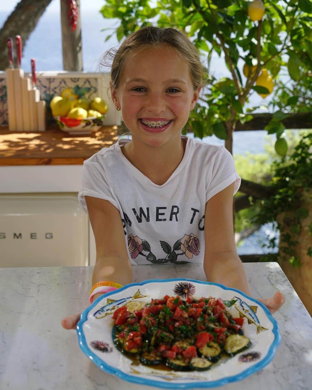 ジャーダ・デ・ラウレンティスさんのインスタグラム写真 - (ジャーダ・デ・ラウレンティスInstagram)「Cooking w/ my fav sous chef on #GiadaInItaly Capri tmrw am... Sun @ 11:30am @foodnetwork... pan fried zucchini!」6月29日 22時44分 - giadadelaurentiis