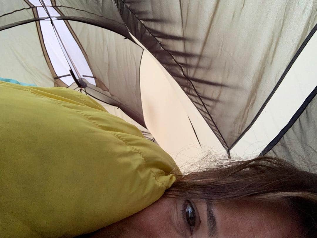 ジェニファー・ガーナーさんのインスタグラム写真 - (ジェニファー・ガーナーInstagram)「Backyard campout. Kids still sleeping. Sprinklers. 😑 #👵🏼👵🏼👵🏼 #whencanihavecoffee  #chickensareloud」6月29日 22時50分 - jennifer.garner
