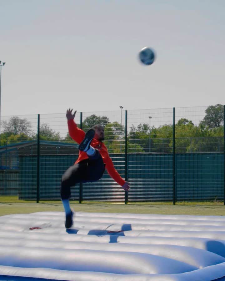 F2Freestylersのインスタグラム：「INCREDIBLE TOP CORNER BICYCLE KICK CHALLENGE! 🎯🔥🔗FULL VIDEO LINK IN BIO」