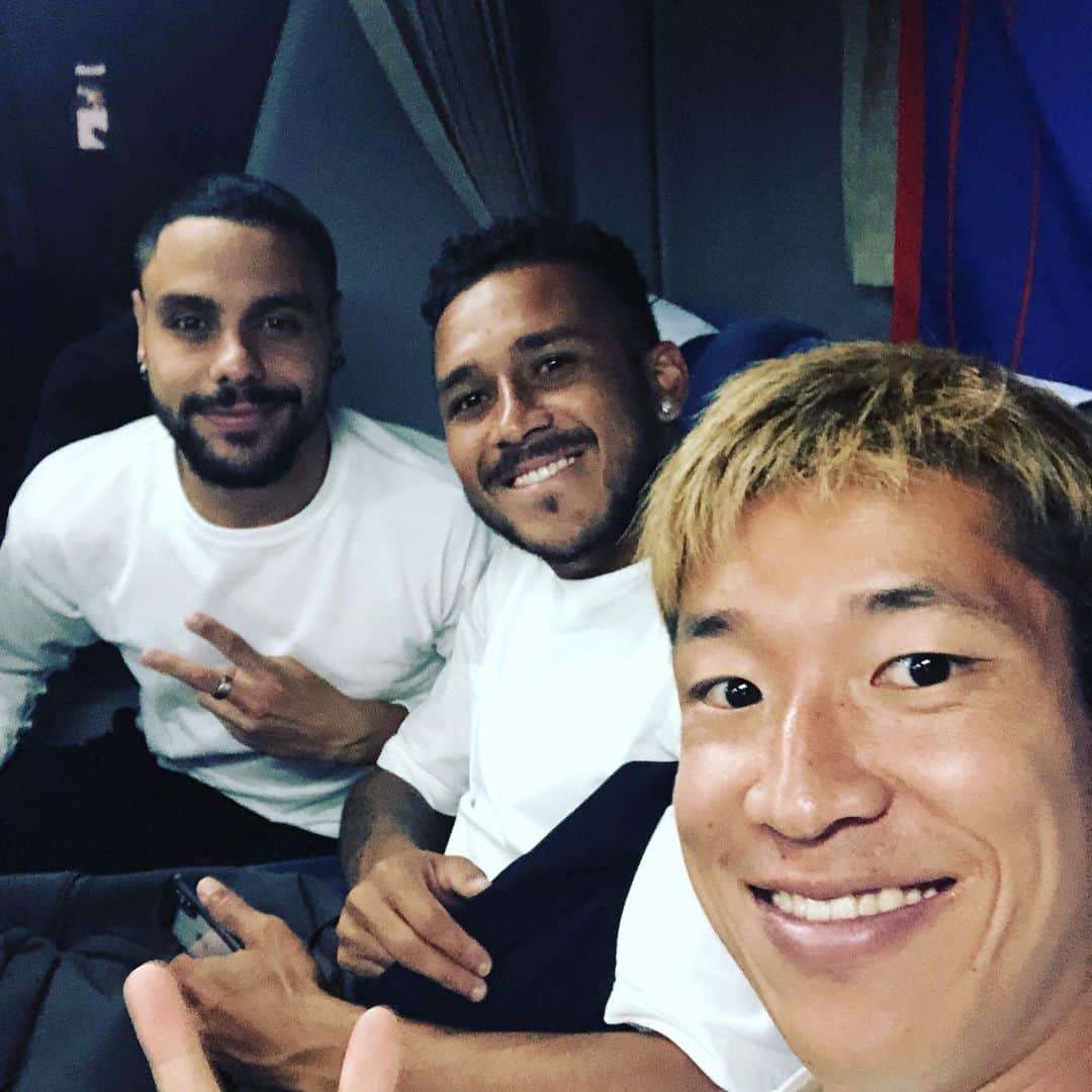 林彰洋のインスタグラム：「勝利。 ただ自身としては反省部分が多いのが今日の試合でした。 立ち止まっていてもスキルは上手くなりません。 この反省を練習で見つめなおしてまた頑張ります。 今日は最高応援ありがとうございました。 #vs横浜F・マリノス #建英セレモニー #バス後方選手たちより #fctokyo」