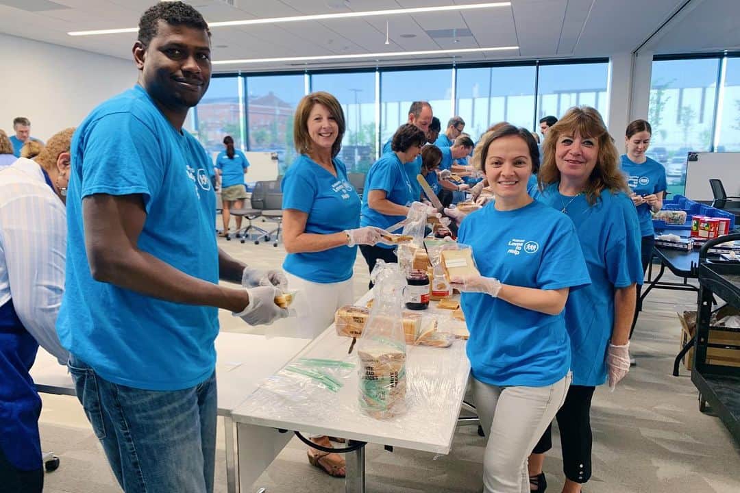 Subaru of Americaさんのインスタグラム写真 - (Subaru of AmericaInstagram)「Today we are celebrating for the third year, #SubaruAmbassadorDayOfCaring where our Subaru Ambassadors are doing something good in the world. Yesterday, our Subaru employees helped make & pack over 1,000 sandwiches that will be donated to Cathedral Kitchen in Camden, NJ. How do you get involved in your community? #SubaruLovestoHelp」6月29日 22時52分 - subaru_usa