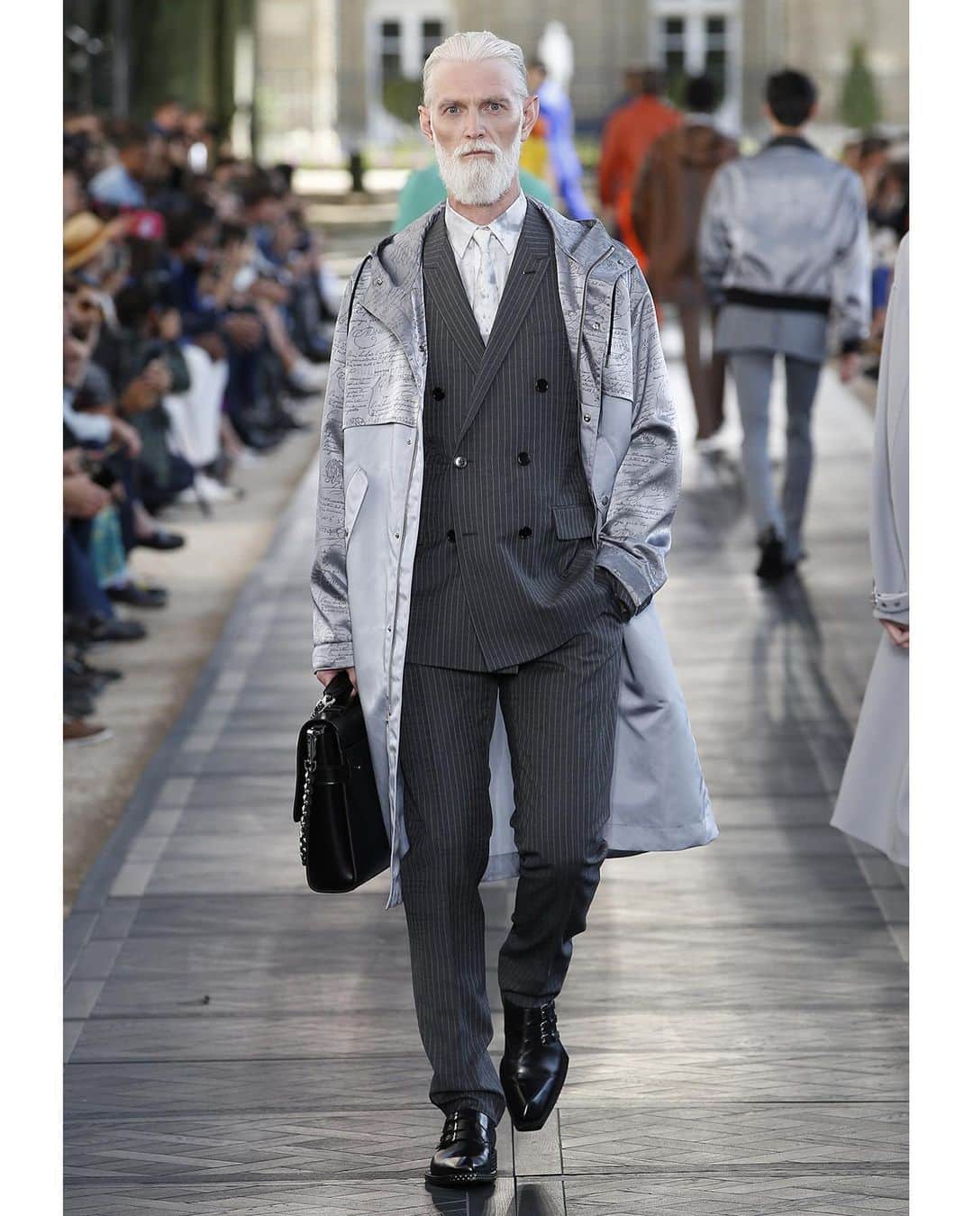 ベルルッティさんのインスタグラム写真 - (ベルルッティInstagram)「- THE #BERLUTI SUMMER 2020 SHOW BY @kris_van_assche - LOOK 32 - Styling by @mauricionardi -  The “Scritto” signature reappears in the jacquards of suits and shirts, features in the form of shadow writing on pin-striped tailoring, as a print on sportswear, on bags, and throughout the details of linings and zips.  Relive the Show on IGTV -」6月29日 22時53分 - berluti