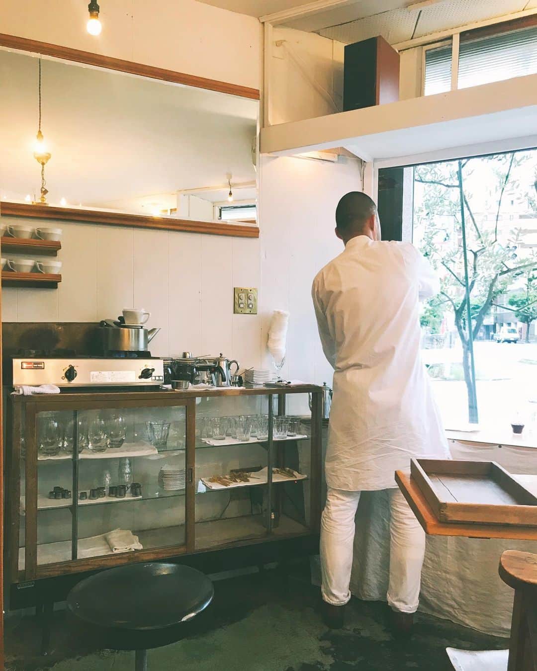 蓮沼千紘さんのインスタグラム写真 - (蓮沼千紘Instagram)「#abeki  閉店間際に滑り込んでいただいたチーズケーキとコーヒーが最高に美味しかった🧀☕️♡ . . あいこさんをきっかけに @aikogoto 店主のまこさんと話が盛り上がって嬉しかったです。 名刺の金箔プリントの共通性も嬉しかった！  カップもお皿もカトラリーもabeki オリジナルデザインというこだわり！ 可愛くて軽くて販売して欲しいくらいです。  #福岡 #福岡カフェ」6月29日 22時54分 - knitchihiro