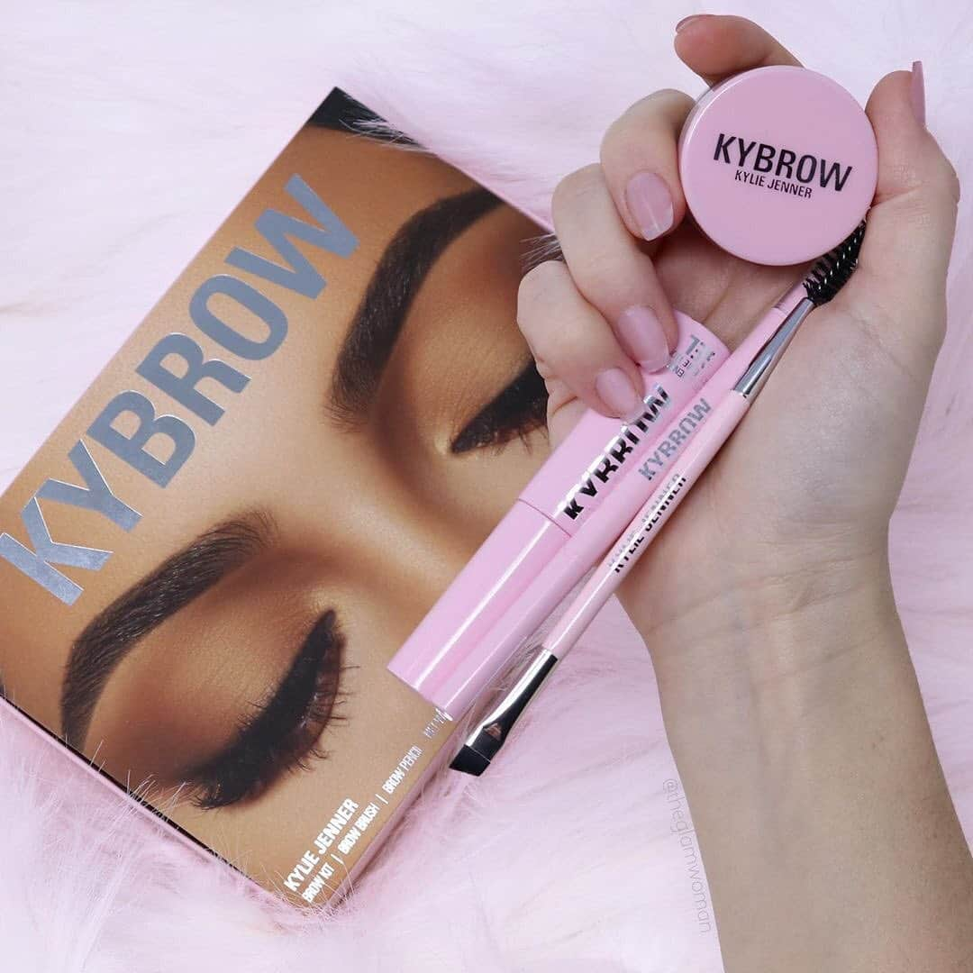 Kylie Cosmeticsさんのインスタグラム写真 - (Kylie CosmeticsInstagram)「are you a pencil, pomade or powder person? ✨ let us know! ⬇️⠀ ⠀ Kybrow Kit 🌸 everything you need to create the perfect brow 💕 @theglamwoman」6月29日 23時04分 - kyliecosmetics