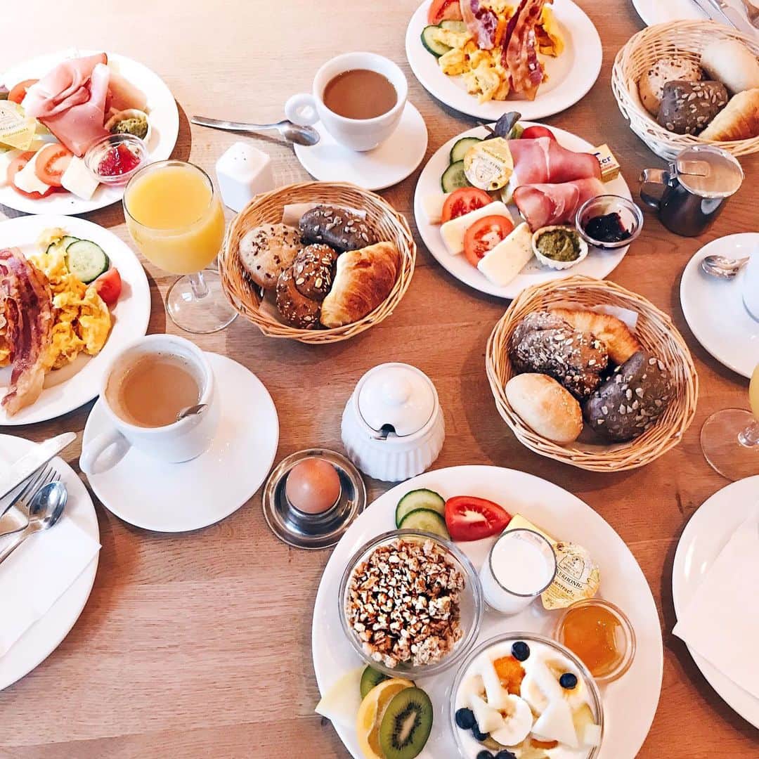 Anniさんのインスタグラム写真 - (AnniInstagram)「Weekend Brunch with the besties 👯‍♀️👯‍♀️ „the perfect way to start the day....“ 💁🏻‍♀️🍞🍳+☕️ = ❤️ ——————————————————————————— • • • •  #blogger #inspiration #americanstyle #fashionblogger #food #essen #foodie #fashionblogger_de #blogger #inspo #girl #me #breakfast #breakfastideas #friends #frühstück #tumblr #pinterest #weekend」6月29日 23時04分 - annaleacosta
