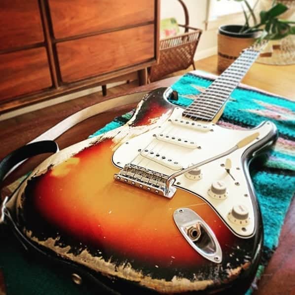 Fender Guitarさんのインスタグラム写真 - (Fender GuitarInstagram)「Happy #Straturday! Check out this beautiful '60s 3-tone Sunburst Stratocaster built by Master Builder, @calopez_fender at the @fendercustomshop!」6月29日 23時04分 - fender