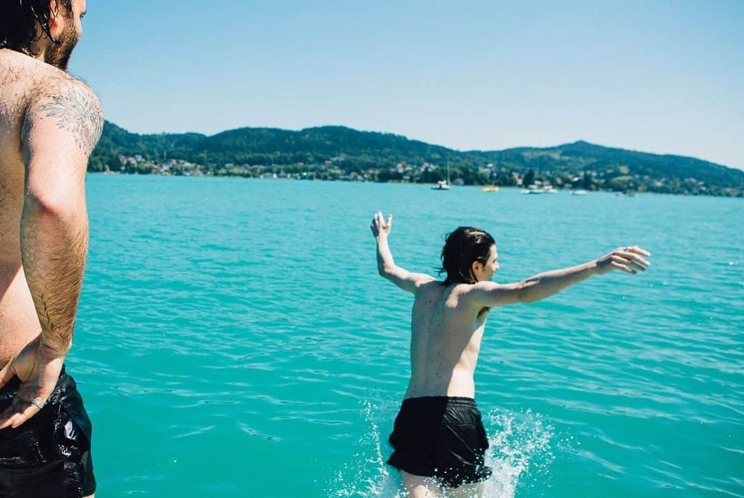 ジェームズ・ベイさんのインスタグラム写真 - (ジェームズ・ベイInstagram)「A beautiful morning on a beautiful lake, being very pale 😎 📷 @jonstonevideo」6月29日 23時04分 - jamesbaymusic