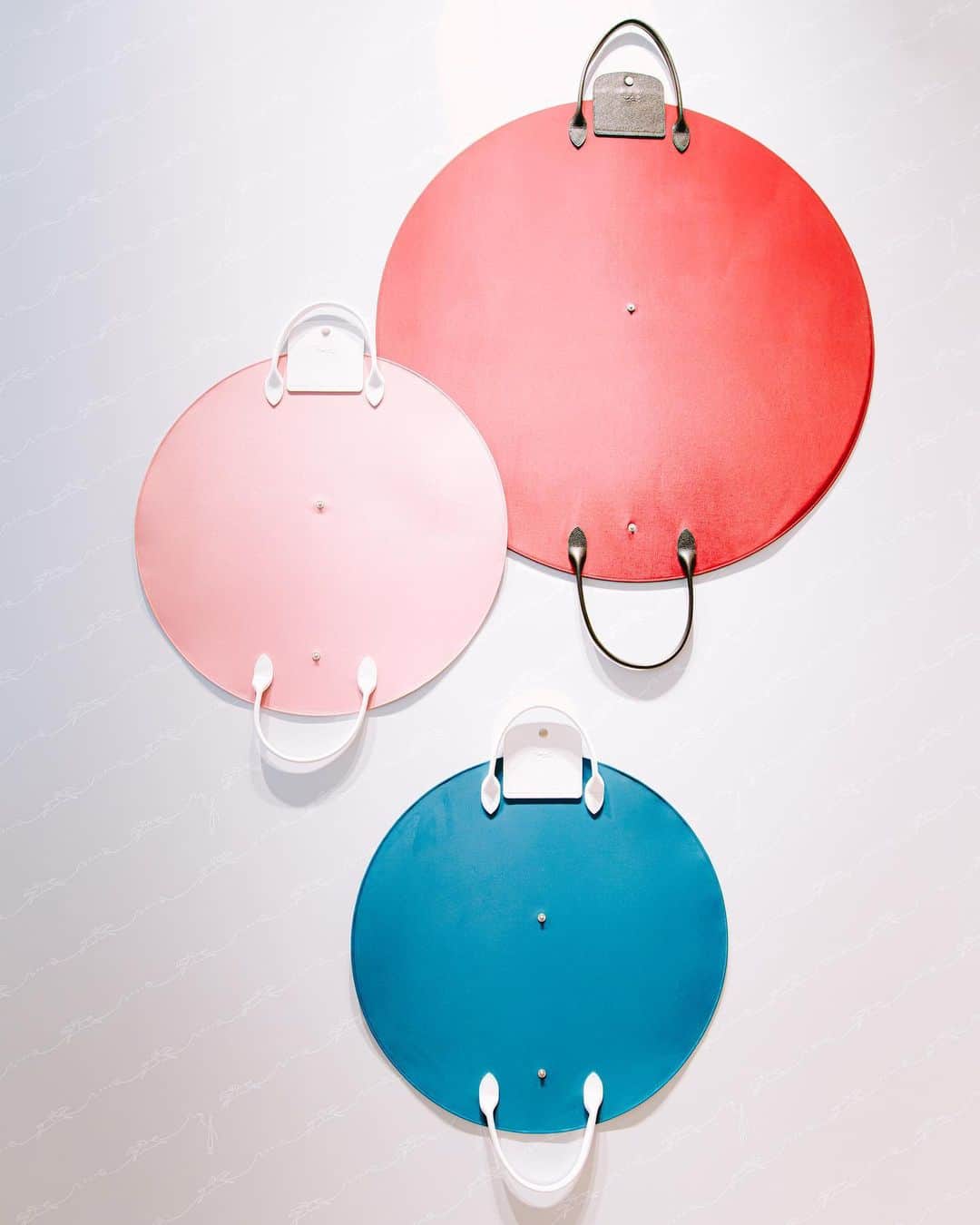 6151さんのインスタグラム写真 - (6151Instagram)「Longchamp x nendo｜LE PLIAGE﻿ ﻿ ロンシャンのル プリアージュが﻿ nendoとコラボした限定バッグを発売﻿ ということで、表参道のイベントへ。﻿ ﻿ わたしのバッグは円錐型のコーン。﻿ グレーとホワイトレザーの三角かわいい。 ﻿ #ロンシャン #Longchamp﻿ #longchampxnendo」6月29日 22時57分 - 6151
