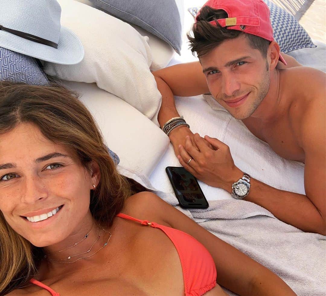 のインスタグラム：「Pool day with matuka @coralsimanovich 🤗」