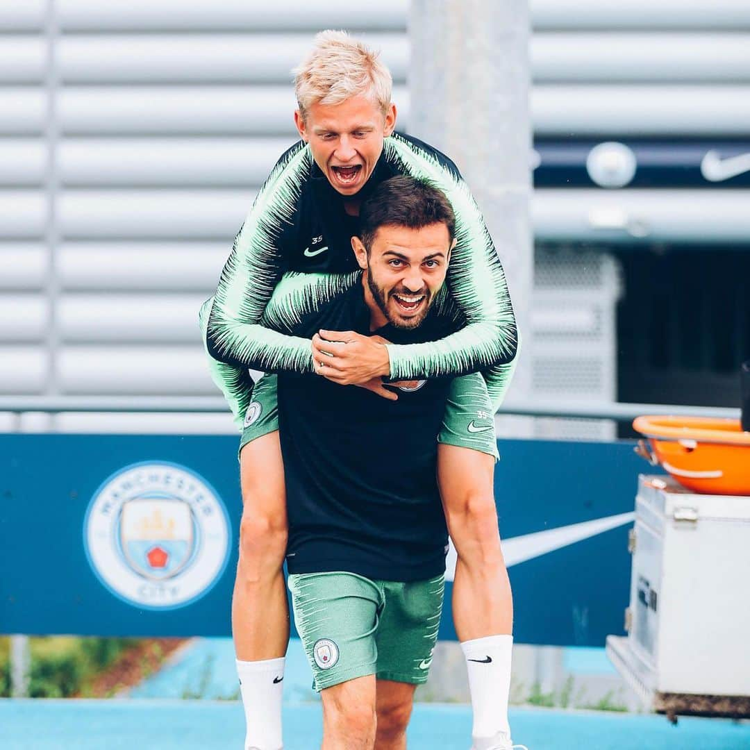 マンチェスター・シティFCさんのインスタグラム写真 - (マンチェスター・シティFCInstagram)「Holiday kings ☀️👑 ⁣ ⁣ #mancity」6月29日 23時00分 - mancity