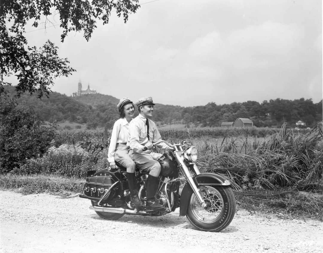 Harley-Davidsonさんのインスタグラム写真 - (Harley-DavidsonInstagram)「#Panhead country cruising. 👌 Can you guess what year this photo was taken?  #HarleyHistory #HarleyDavidson #HDMuseum」6月29日 23時00分 - harleydavidson