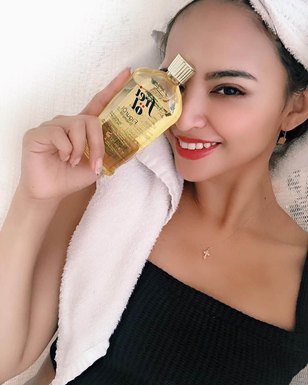 paulaのインスタグラム：「. この度、夏に向けて"フレイオイル"のアンバサダーに 就任しました🥺‼️❤️ . フレイオイルさまから、 ママだって痩せて綺麗になりなさい！ って応援してもらってる🥺♥️ . ママだって引き締まった身体で 夏を思いっきり楽しみたい！🥺 (ほんとそれっ！w . 使うのはフレイオイルとベジバリアの2つ✌🏾 . フレイオイルはシェイピングオイルで、 運動の後とかお風呂上がりのマッサージに最適◎ マッサージ効果で気になる部分の肌をひきしめてくれるし、優しいナチュラル処方なのも嬉しいところ🌿👏 . ベジバリアはサプリメントで、野菜のチカラで 溜めないカラダ作りをサポートしてくれるの👏 . フレイオイルを塗って身体の外から、ベジバリアを 飲んで身体の内からもダイエットしていくよ！！ . これを機に言い訳してきてやらなかった運動も 取り入れて気合い入れていこうと思います！！！ . #夏やせ隊 としてママがんばる🥺💪🏾💕 . . #フレイオイルの公開ダイエット企画 #フレイオイル #フレイオイルがある生活 #ベジバリア #公開ダイエット #オイルケア #オイルマッサージ #ダイエット #ボディメイク #フィットネス女子 #保湿 #塩糖脂 #野菜 #美活動強化中 #ママだって綺麗になりたい #instalove」