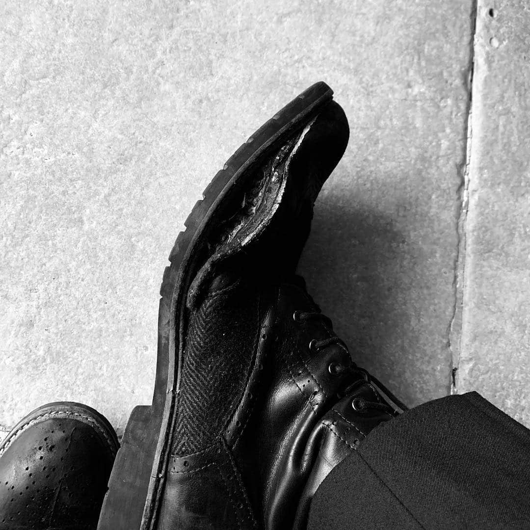 プリンス・チウさんのインスタグラム写真 - (プリンス・チウInstagram)「ㄧ整天的世紀大亂鬥 把鞋子給踢毀了 #程佑寬 已經穿壞了兩雙皮鞋🤪 快到終點了💪💪💪💪 即將邁入第100天🎬#覆活」6月29日 23時03分 - prince_pstar