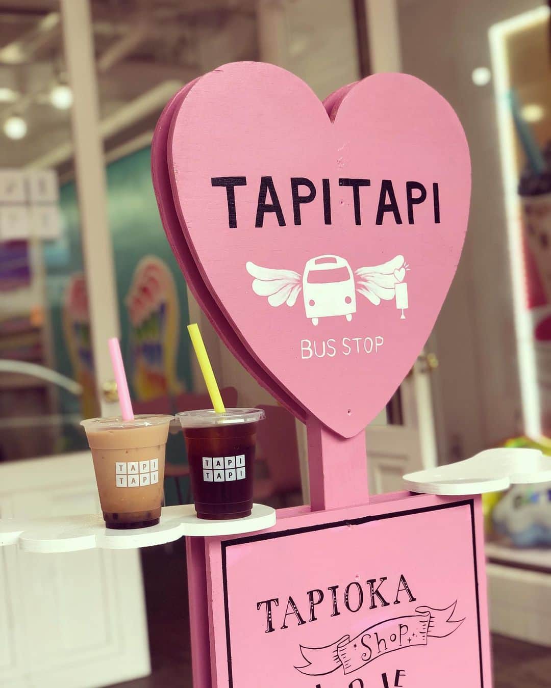 のインスタグラム：「タピ活サタデー♡ 今日からプレオープンの#タピタピ富山 さん。 富山にまたまた増えたタピオカショップ！ 原宿よりも原宿なインスタ映え映えのスポットです♡  #タピオカ #タピ活 #タピオカミルクティー #タピタピ富山 #原宿感 #インスタ映え #colorful #pink #タピオカ専門店 #富山 #原宿 #竹下通り」
