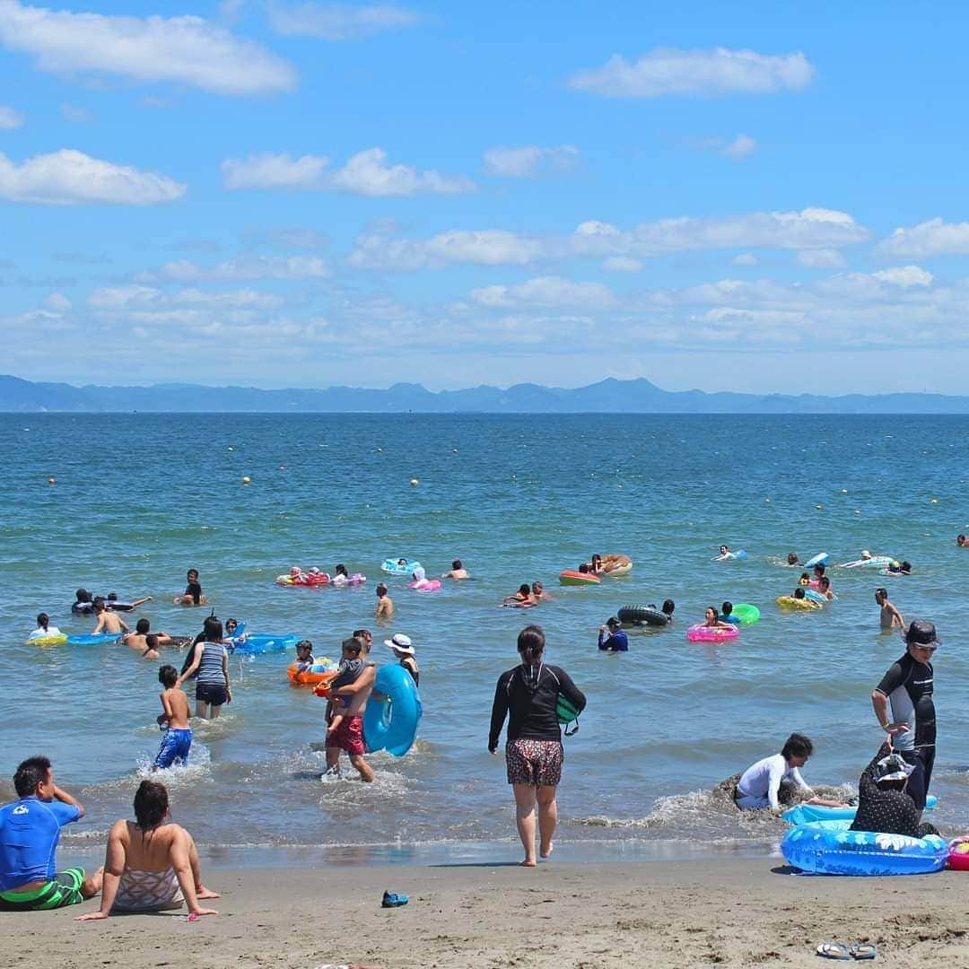 のインスタグラム：「夏の旅行先はもう決まりましたか？  三浦海岸は都心からもアクセスが良く、ファミリーでの旅行にもおすすめ。  品川から京急で約1時間、三浦海岸駅から海水浴場までは約5分です。🚞 .  #海開き #海 #ビーチ #海水浴 #夏空 #湘南 #ライフセーバー #京急 #OTODAMA #igで繋がる海 #海好きな人とつながりたい #ダレカニミセタイケシキ #夏旅行 #三浦半島いいところ🙌 #休日 #いこーよ #浮き輪 #シュノーケル #海が好き #海好き女子 #音霊 #青い空 #マホロバマインズ  #癒し #リゾートホテル #マホロバケーション #三浦半島 #三浦海岸 #マホロバ #マホロバマインズ三浦」