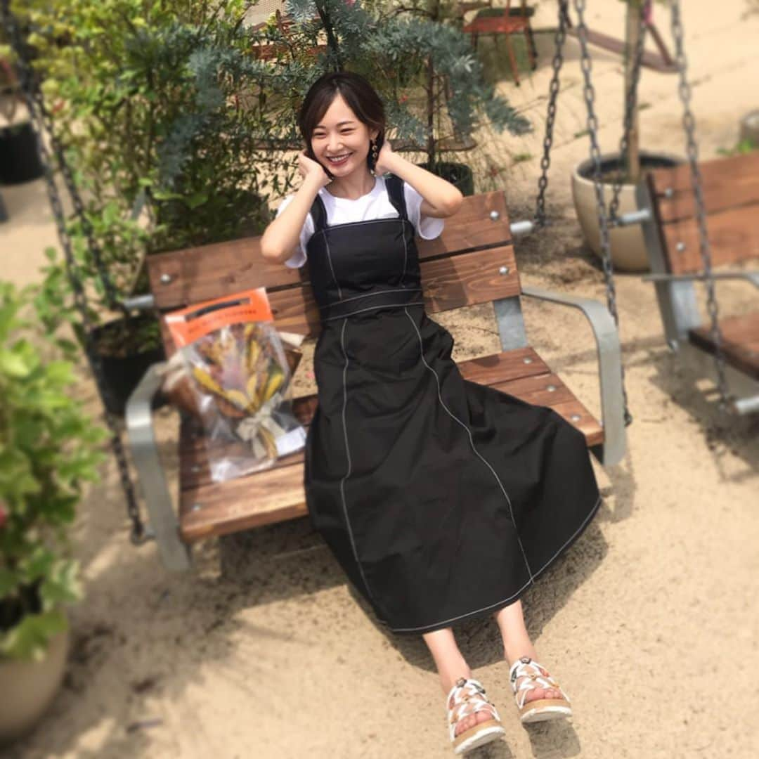 西川瑞希（みずきてぃ）さんのインスタグラム写真 - (西川瑞希（みずきてぃ）Instagram)「どれにしようかな〜😋💐撮影に使う お花を探しに行ってきたよ//毎日お花に囲まれて生活したいっ♡♡♡ . ワンピースは @cheriemona_official の👚全色残りわずかです// ちなみに昨日から｟SUMMER SALE｠がスタートしているんだけど沢山の方がサイトにも店舗にも見に来てくださっているみたいでとても嬉しいです🍀いつも本当にありがとうございます// . 去年のものから今年のものもあるので、気になっていた商品などあれば是非このお得な機会にチェックしてみてください✨ . ストーリーにもURL貼っておきますね// . @cheriemona_official #cheriemona #サマーセール #開催中」6月29日 14時14分 - mizuki_nishikawa_