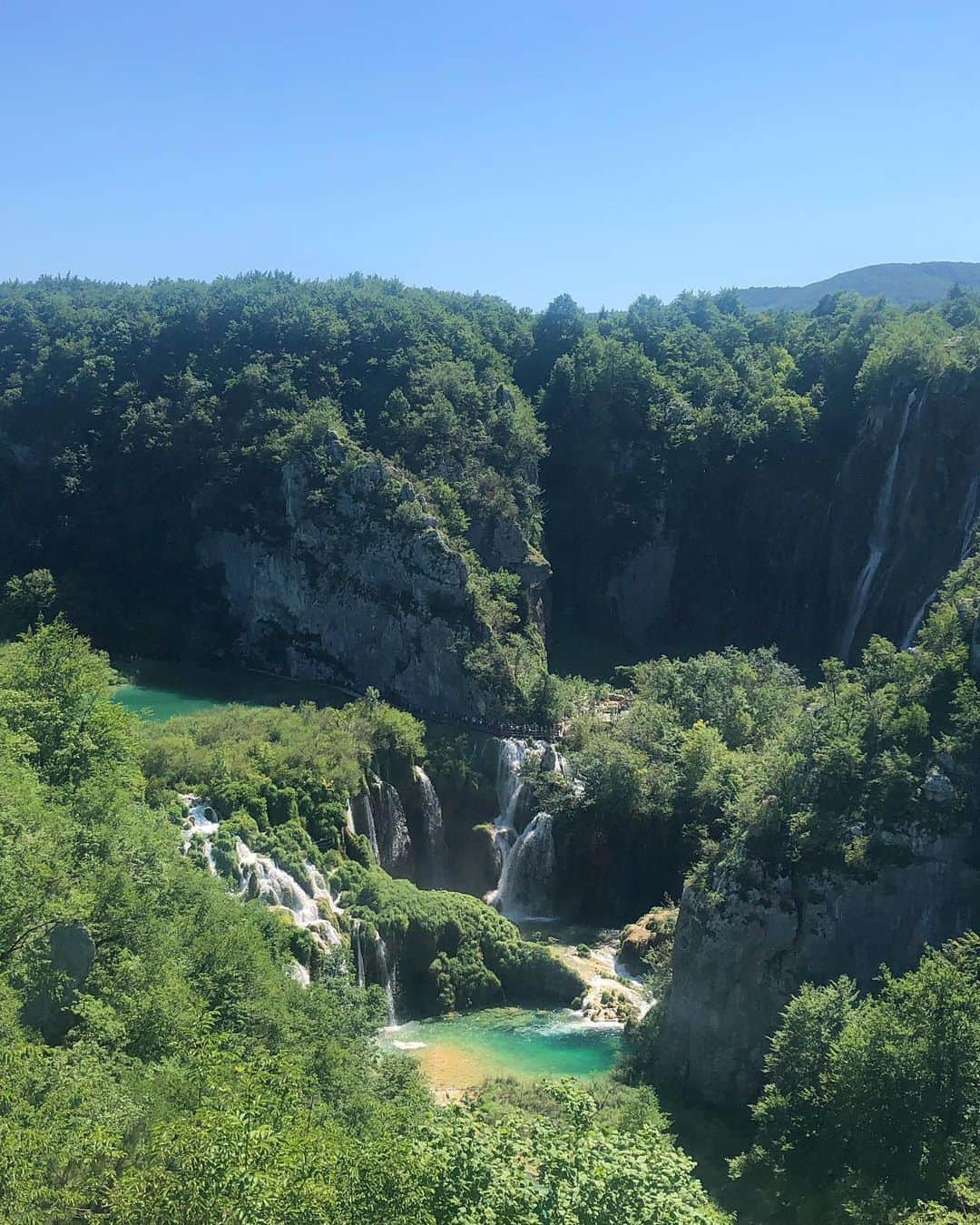 桐島かれんさんのインスタグラム写真 - (桐島かれんInstagram)「クロアチアに来た目的のひとつはここ、エメラルドグリーンに輝く世界遺産の湖畔、プリトヴィッツェ。 #プリトヴィッツェ湖群国立公園  #plitvickajezera」6月29日 14時29分 - houseoflotuskaren