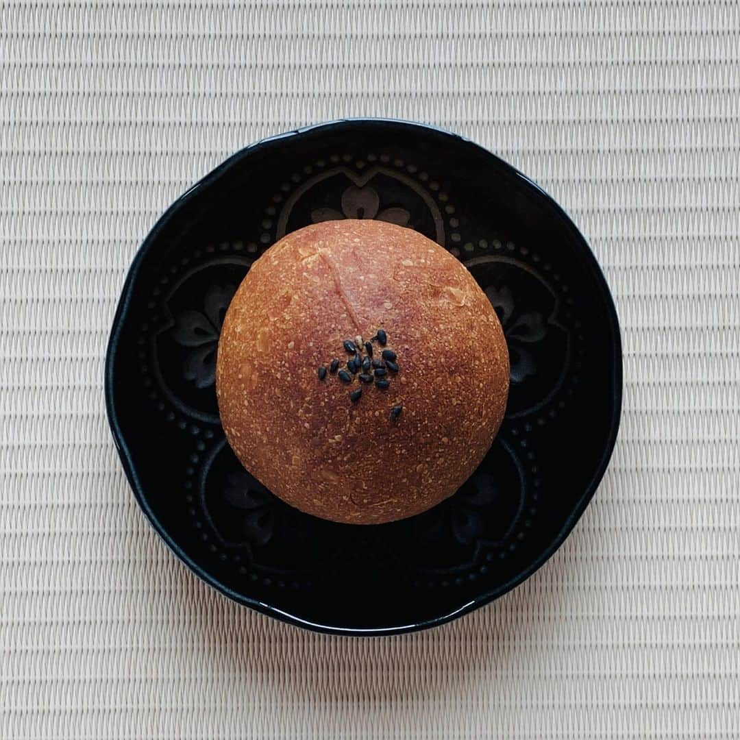 瀬戸弘司さんのインスタグラム写真 - (瀬戸弘司Instagram)「あんぱん。  This is “Anpan”. Anpan is Japanese sweet bean bun.  #あんぱん」6月29日 14時29分 - eguri89