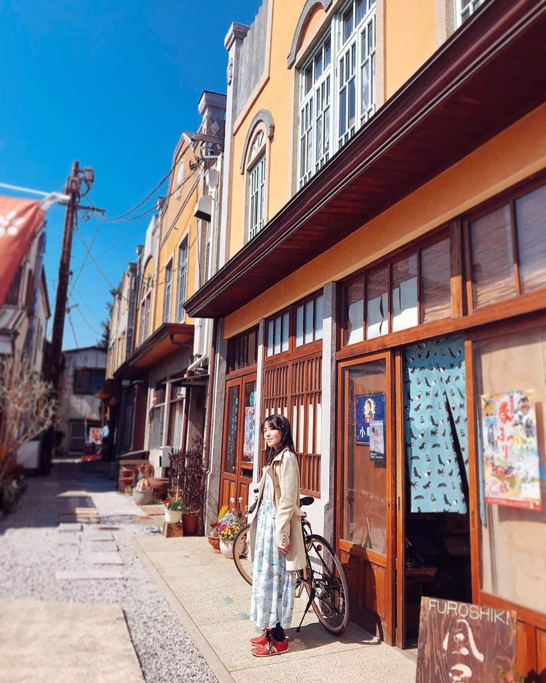 のインスタグラム：「川越はレトロお洒落な建物がいっぱい🍀💕 . . #川越 #川越市 #本川越 #大正ロマン #モダン #レトロ #ドア #レトロ建築 #小江戸 #小江戸川越 #kawagoe #街並み #小道 #街 #日帰り旅行 #旅行 #自撮り #自撮り女子 #女子 #ワンピース #ファッション #rétro #服 #コーデ #コーディネート #スニーカー #coordinate #fashion #おしゃれさんと繋がりたい #あすにゃん旅行」
