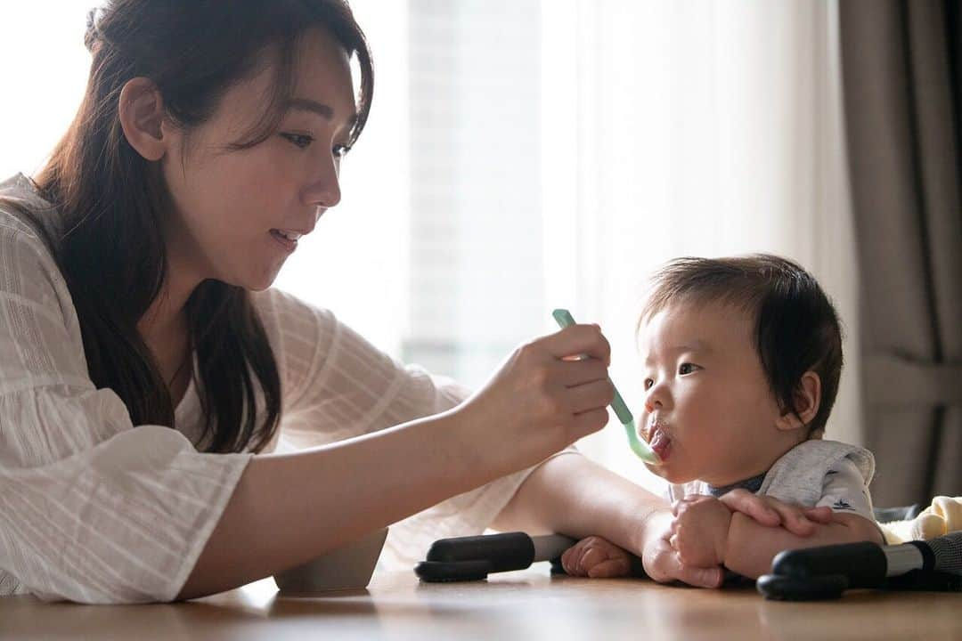 akariのインスタグラム：「お母さん役の撮影致しました😍😍 すごい勢いで離乳食に食らいついてきて、こんなに小さいなのに怖かったのは内緒😂😂 #ストックフォト #ポートレート #モデル #フリーモデル #フリーランスモデル‬ #ポートレートモデル #オタクモデル #被写体 #ロケ #撮影 #モデル希望 #被写体やります #モデルさんと繋がりたい #美容好きな人と繋がりたい #ファッション好きな人と繋がりたい #写真撮ってる人と繋がりたい #写真好きな人と繋がりたい #カメラマンさんと繋がりたい #ママ #お母さん #赤ちゃん #子育て」