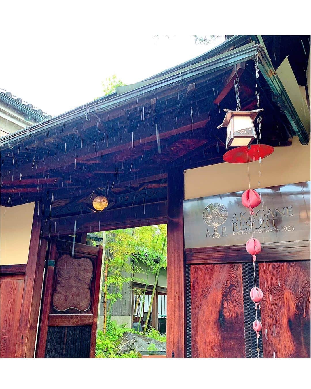 百合華さんのインスタグラム写真 - (百合華Instagram)「京都の東山にある『AKAGANE RESORT KYOTO HIGASHIYAMA 1925』にて、降り続ける雨を凌ぎながら半日を過ごしておりました💕  雨とも相性の良い広大な日本庭園と大正時代に建てられたお洒落な邸宅にうっとり☔️✨ 大正ロマンを感じる素敵なところでした🥰  #京都  #東山 #akaganeresort  #大正時代 #大正ロマン #日本庭園 #邸宅 #雨 #お洒落 #ビジョビ」6月29日 14時44分 - yurika.lovelily