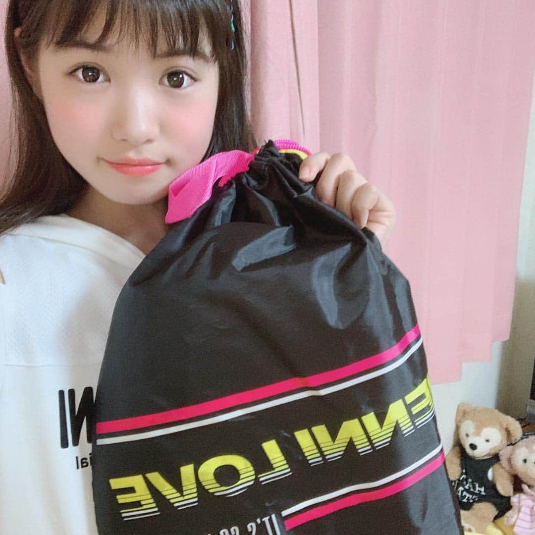 ニコ☆プチのインスタグラム：「😍プチモのふろくの使い方😍﻿ ﻿ ﻿ ニコ☆プチ8月号のふろくは、ジェニィラブのナップサック🎀﻿ ﻿ プチモたちも愛用中です✨﻿ ﻿ ﻿ これからプチモのふろくの使い方を紹介していくから、楽しみにしていてね！﻿ ﻿ ﻿ 1人目はちゃま💓﻿ ﻿ ﻿ ﻿ 🐰マアヤ🐰﻿ 学校の体操服を入れるのに使っています！﻿ 見た目も可愛くて使いやすくて気に入ってます❤︎﻿ ﻿ ﻿ ﻿ #ニコプチ﻿ #ニコプチふろく﻿ #プチモのふろくの使い方﻿ #ジェニィラブ﻿ #ナップサック﻿ #丸山真亜弥」